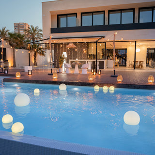 Muebles, iluminación y macetas de exterior para piscinas