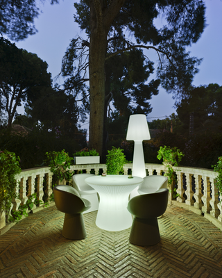 Mesas de jardín y exterior con luz