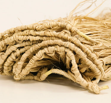 Decoratieve slinger van natuurlijke raffia franjes