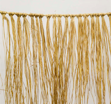 Decoratieve slinger van natuurlijke raffia franjes